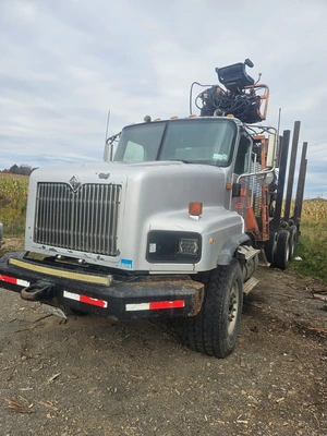 INTERNATIONAL 7600 tractor with loader | Iron Listing (22)