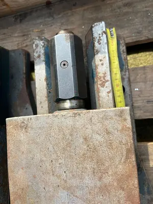 USED HYDRAULIC VICE 550 MM