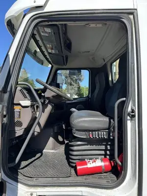 USED 2015 VOLVO VNM64T200