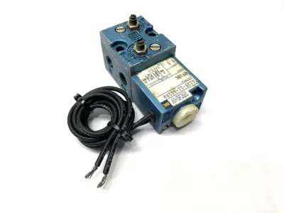 USED MAC VALVES PNEUMATIC SOLENOID VALVE 1/4" PORTS MISSING SCREW