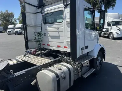 USED 2022 VOLVO VNR42T300
