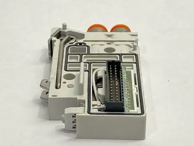 VVQC1000-1A-1 | SMC  Manifold Station Block w/ 1/4" Fitting - Used