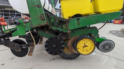 USED JOHN DEERE 7000