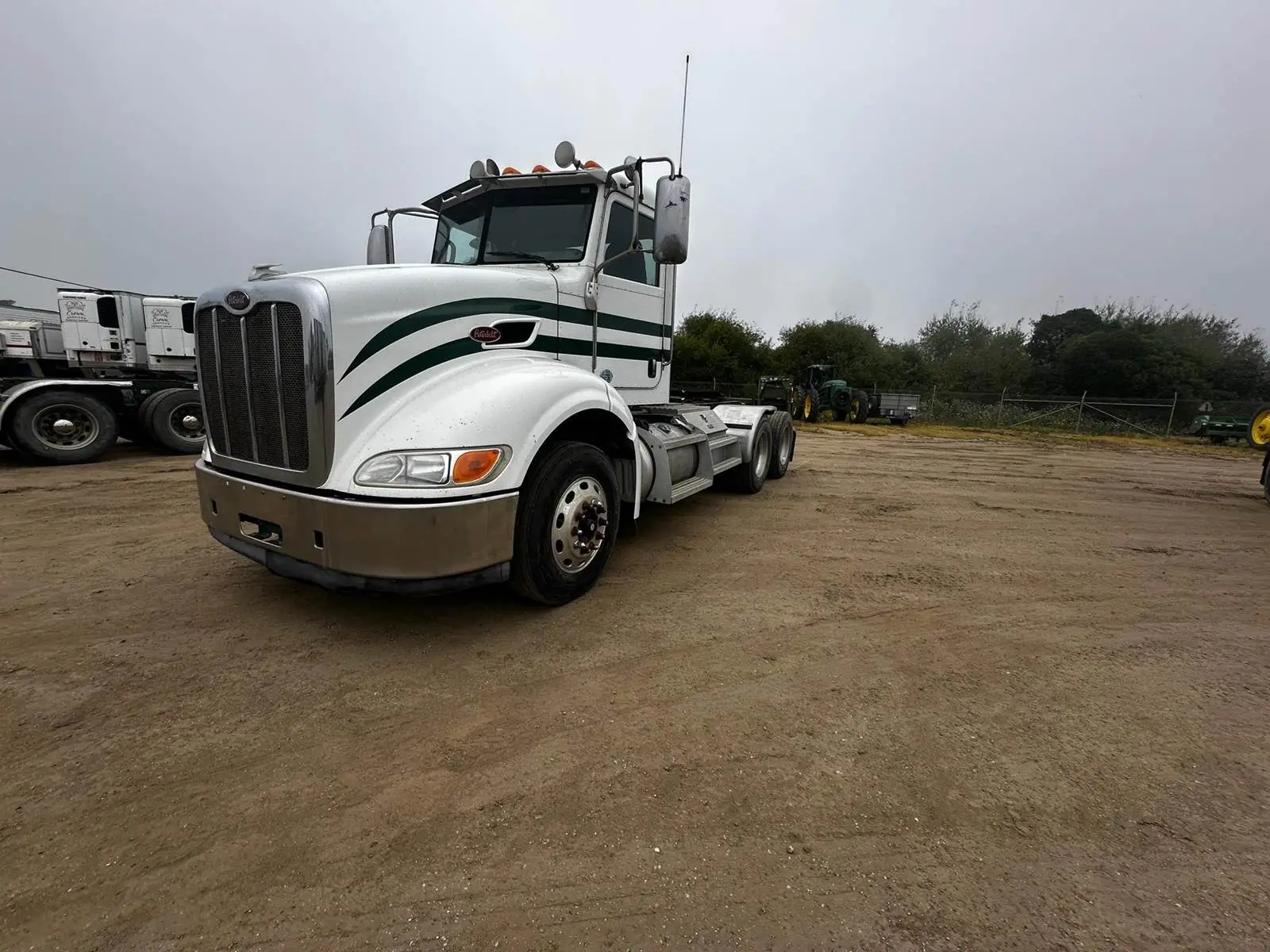 USED 2011 PETERBILT 384