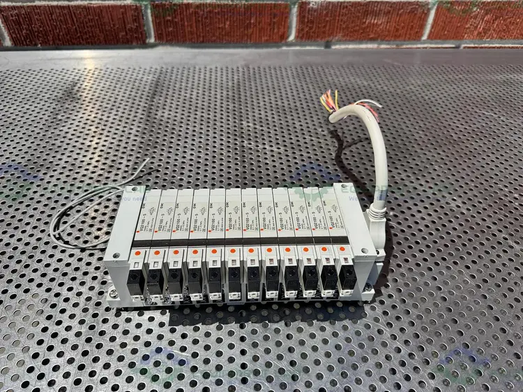 Used LOT OF 12 - SMC VQ2100-5 SOLENOID VALVE MANIFOLD 0.1-0.7 MPA Electronics & Components California US | Equipment Lab #1271595