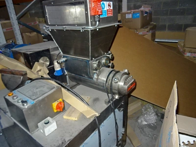 Samfull S/S extruder with horizontal form fill and sealer