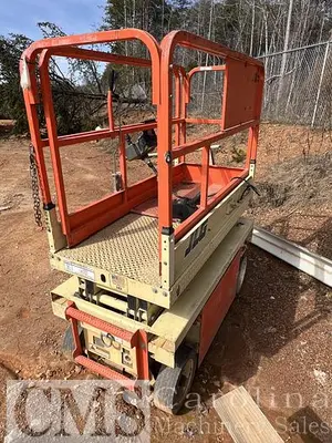 USED JLG SCISSOR MAN LIFT