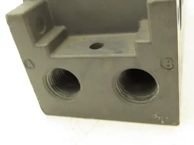 Numatics 34SAD415K013A Solenoid Valve w/ Manifold Block 120V 150 PSI 1/2" NPT