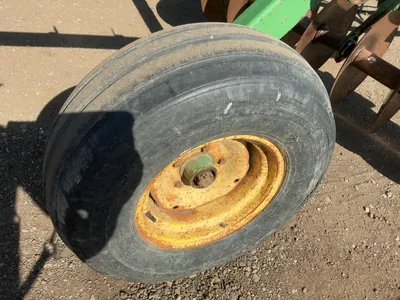 Used John Deere 13’6” Disc, Pull Behind with Pin Hitch, Hydraulic Lift/Lower, 9.5L-15 and 11L-14 Tir...