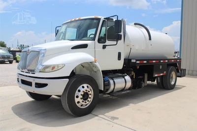 Used 2017 INTERNATIONAL DURASTAR 4300 Vacuum Truck Texas US | Roll Off Truck World #1491746
