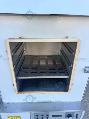 USED YAMATO DP32 VACUUM OVEN 250°C, 1 CU. FT. W/ KNF UN820.3FTP IP44 DIAPHRAGM PUMP