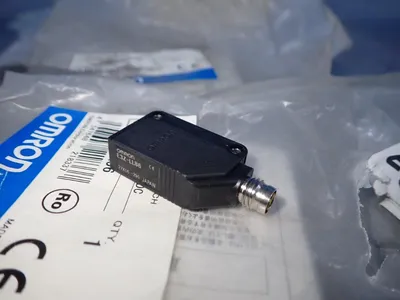 USED OMRON E3ZLL86