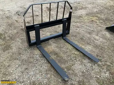 New Tomahawk 42” skid steer fork attachment, 42”L x 4”W forks, 2800lb capacity, skid steer quick...