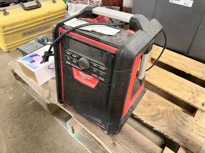 Used MILWAULKEE M18 CHARGER RADIO Battery Chargers Michigan US | Miedema Asset Management Group #1369573