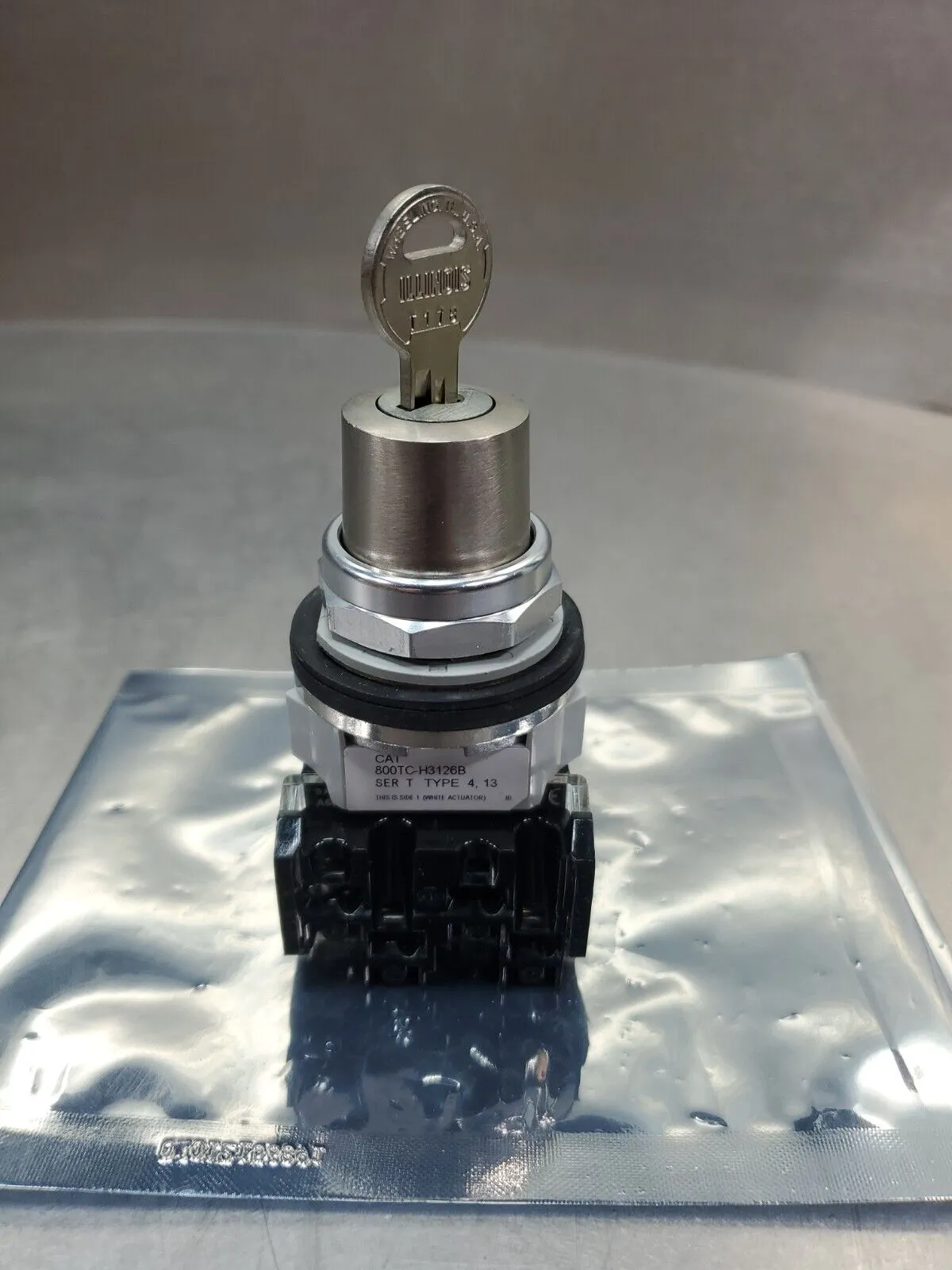 ALLEN-BRADLEY 800TC-H3126B SER. T Lock-Out Selector Switch. 4A-2