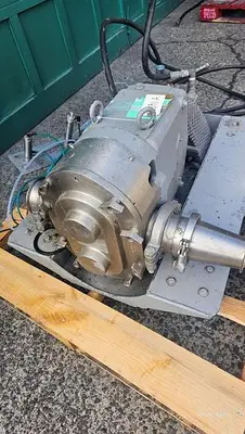 USED SPX/WAUKESHA 220 POSITIVE DISPLACEMENT PUMP