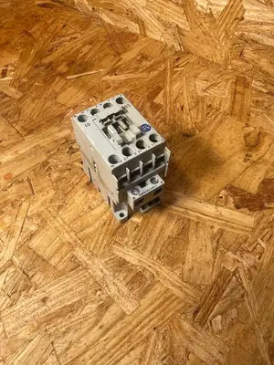 USED ALLEN BRADLEY ALLEN BRADLEY 100-C09*01