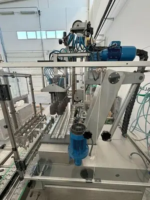 PACKING MACHINE FOR GLASS BOTTLES