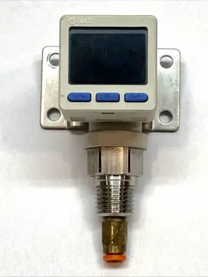 USED SMC DIGITAL VACUUM SWITCH 3-SCREEN 1/4" NPT PNP 12-24V