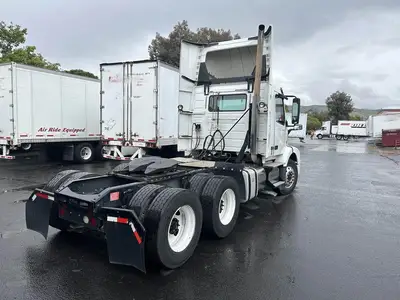 USED 2015 VOLVO VNM64T200