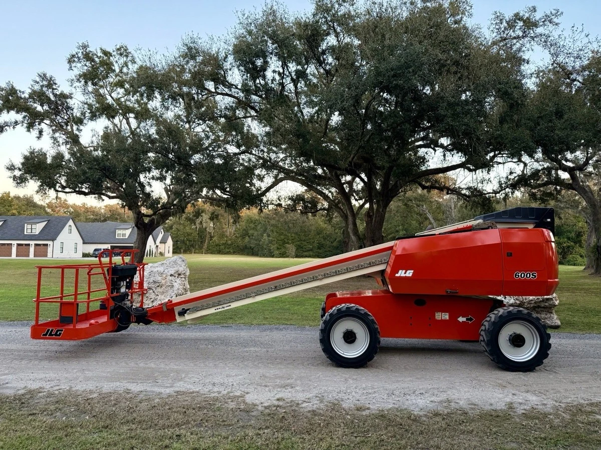 USED 2012 JLG 600S