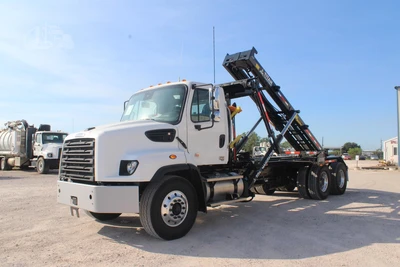 New | in-Stock 2027 FREIGHTLINER 114SD PLUS Rolloff Trucks Texas US | Roll Off Truck World #1507657