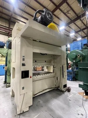 USED 1988 KOMATSU E2M200
