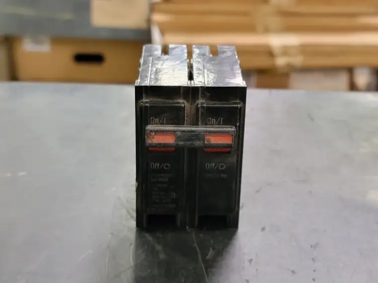 Used CUTLER-HAMMER BR220 Switchgears British Columbia CA | Lenmark #241538