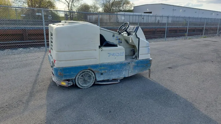 Used TENNANT 7400 Scrubbers Ontario CA | Platinum Group #163533