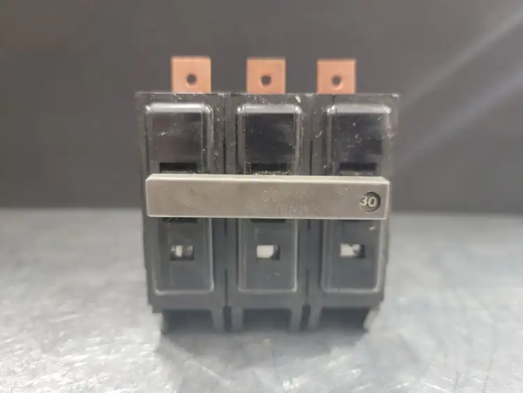 Used TAYLOR CCHQ330 Switchgears British Columbia CA | Lenmark #243927