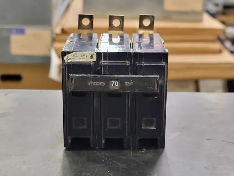Used CUTLER-HAMMER BAB3070H Switchgears British Columbia CA | Lenmark #327908