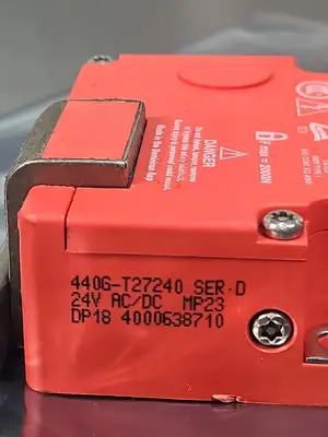 Allen-Bradley 440G-T27240 Ser D GuardMaster Safety Switch Loc5D15