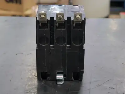 USED SQUARE D QOB330
