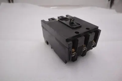 ITE CIRCUIT BREAKER EE3B015 15 AMP 3 POLE 240 VAC 125/250 VDC STOCK B-618