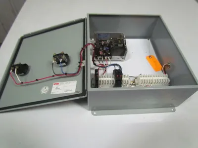 Sola Hoffman SLS-24-024T 1614CH 24VDC Regulated Power Supply in enclosure panel