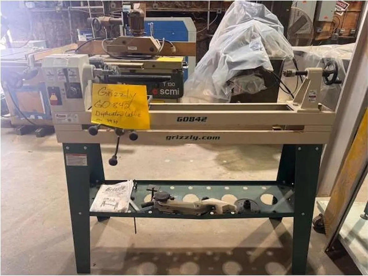 GRIZZLY G0842 WOOD LATHE WITH COPY ATTACHMENT