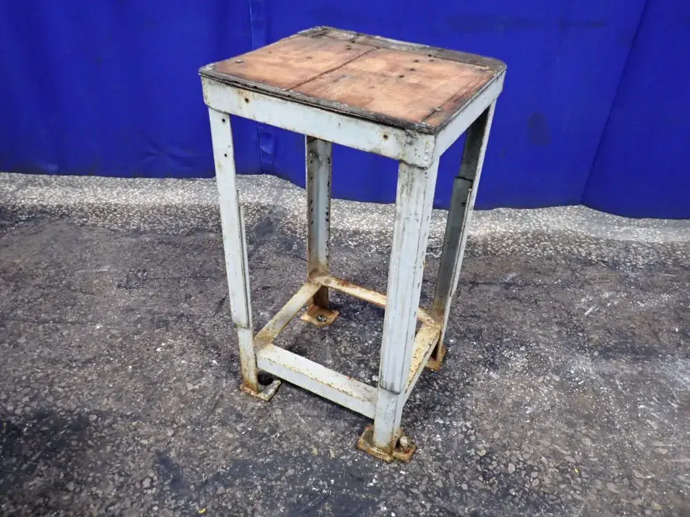 19" X 16" Stand