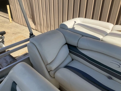 USED 2004 BENNINGTON 2280 RL