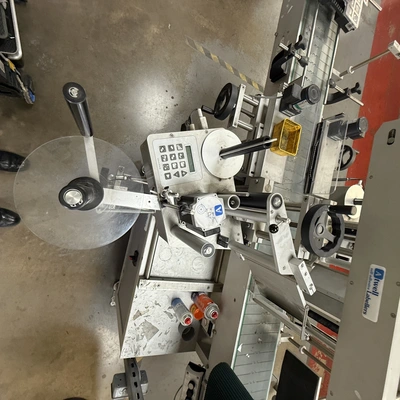 Attwell twin head labeler type MO-3000 to labler 5L containers
