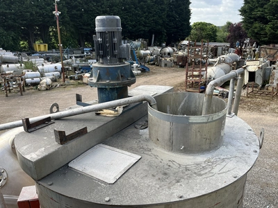 2,000L S/S mix tank with stirrer
