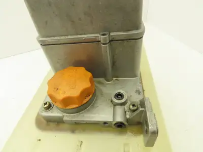 Showa LCB 4 Lubrication Oil Pump Machine Oiler 6L Tank 0.1 L/Min 200V