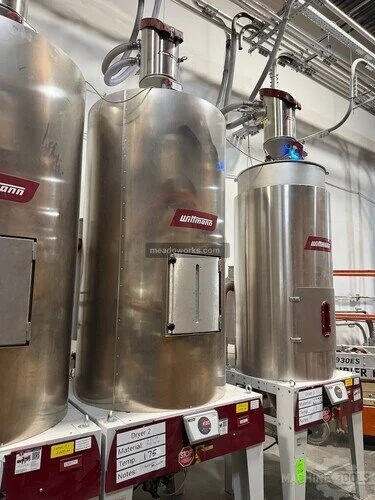 Used WITTMANN SILMAX E1200 MATERIAL HOPPER W/WITTMANN MATERIAL LOADER Hopper Dryers Illinois US | Meadoworks #1496616