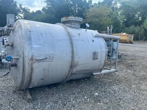 Used approximately 1500 gallon vertical stainless steel tank