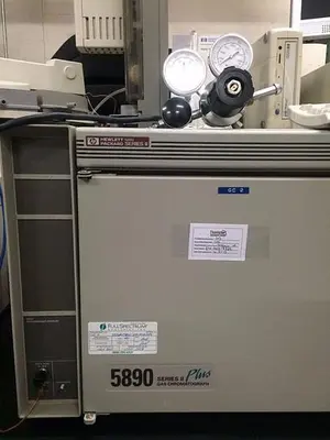 HEWLETT PACKARD 5890 SERIES II PLUS GAS CHROMATOGRAPH