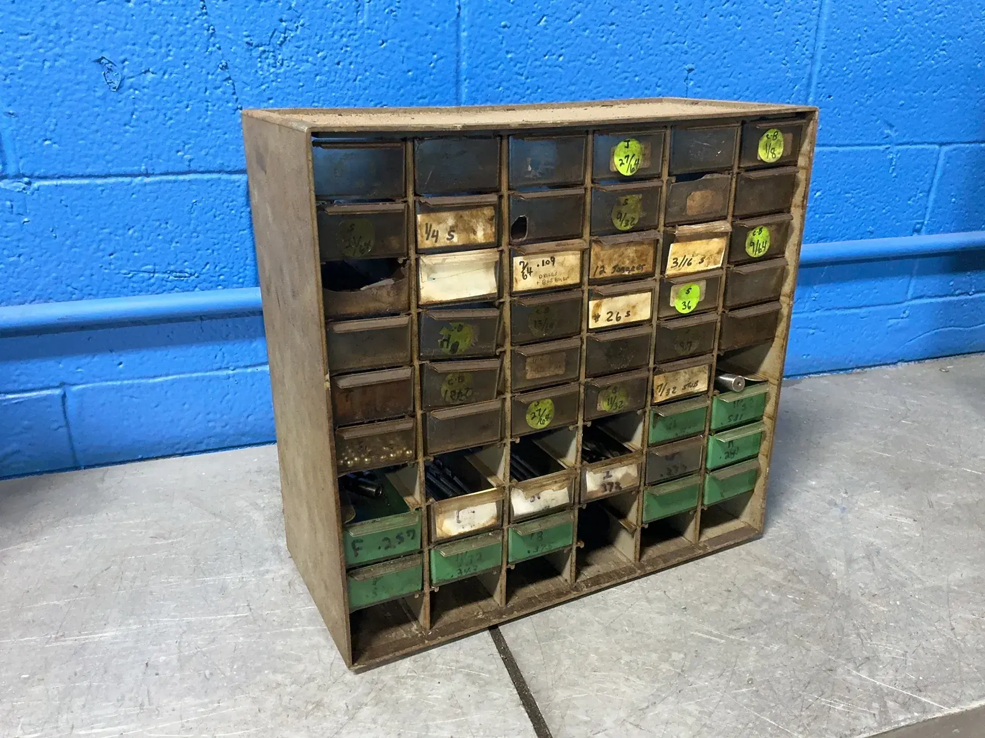Used _UNKNOWN_ _UNKNOWN_ Cabinets Ohio US | HGR 24 #1309222