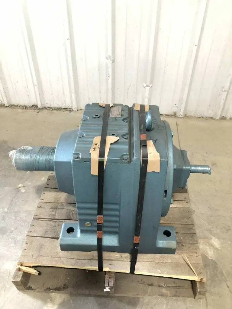 Sew Eurodrive R137AD4 Helical Gear Unit Speed Reducer Ratio: 19.04:1