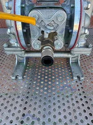 USED IDEX SANDPIPER S05 STAINLESS STEEL/ALUMINUM DOUBLE DIAPHRAGM PUMP 1" THREADED
