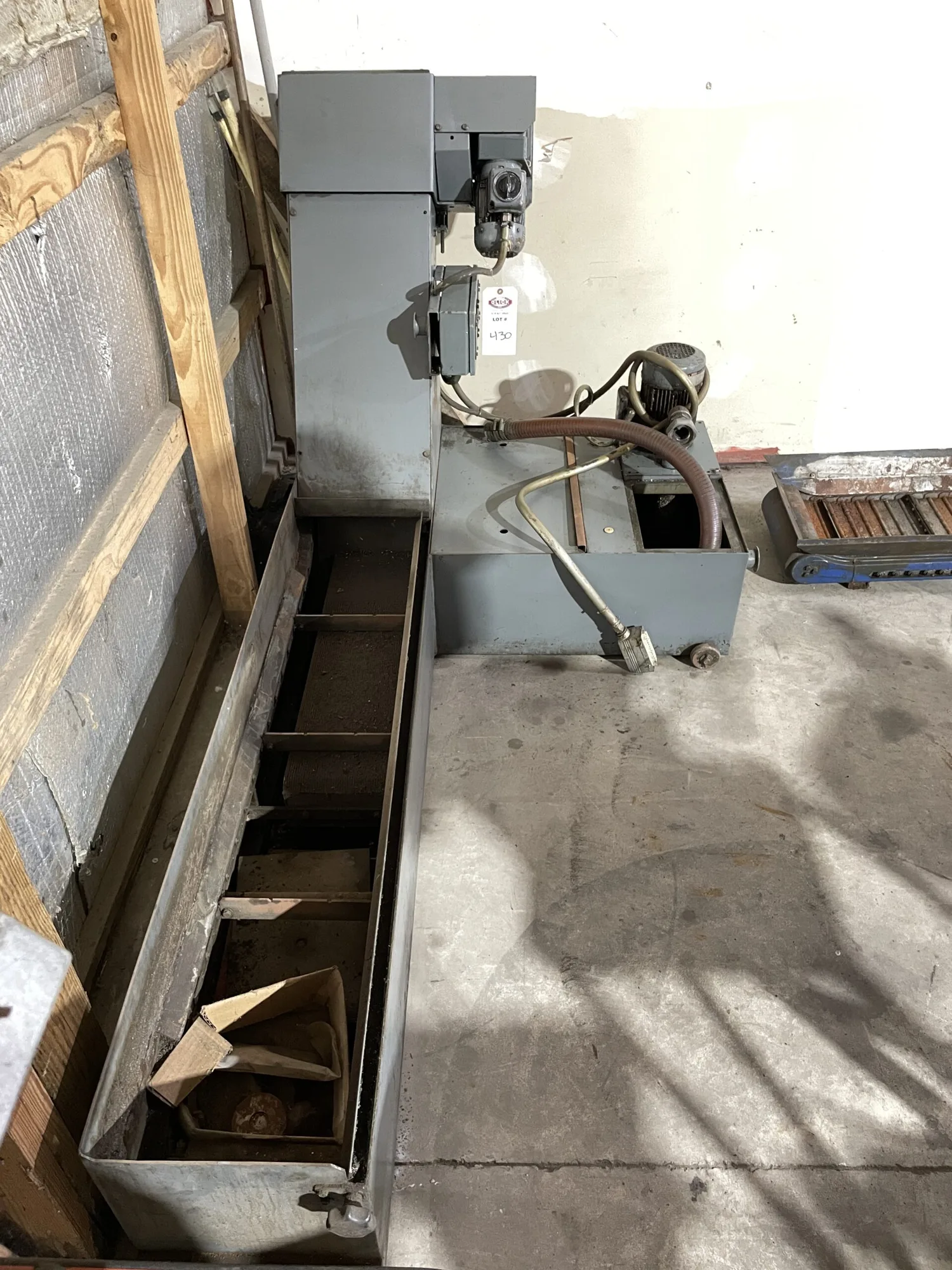 Knoll 340 K-1 Scraper Belt Chip Conveyor with 30 gallon Coolant Tank