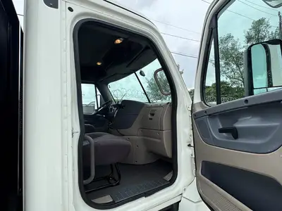 Used 2018 FREIGHTLINER CASCADIA Conventional trucks Florida US | Truck and Van Outlet #1509230