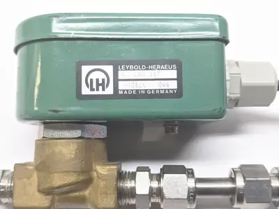 B262B210LT | Asco B262B210 LT Cryogenics Valve 2.8 bar Leybold-Heraeus 42 230 137 - Used